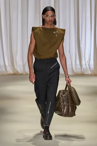Look 18